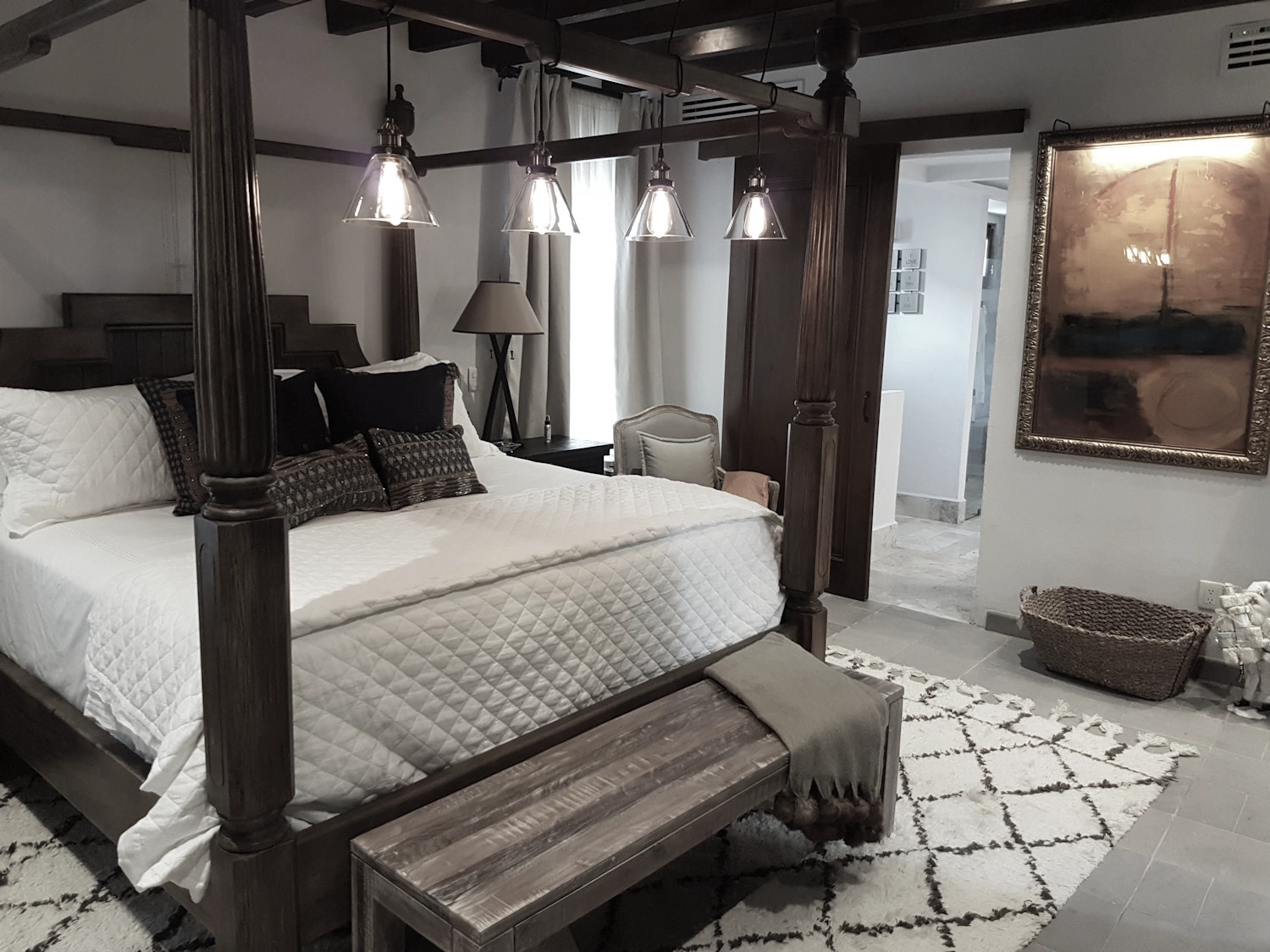 Fachada principal de proyecto residencial de lujo en San Miguel de Allende por ParteLuz Arquitectura
