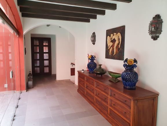 Interior moderno de Casa 6, ampliación y remodelación con maximización de la distribución.