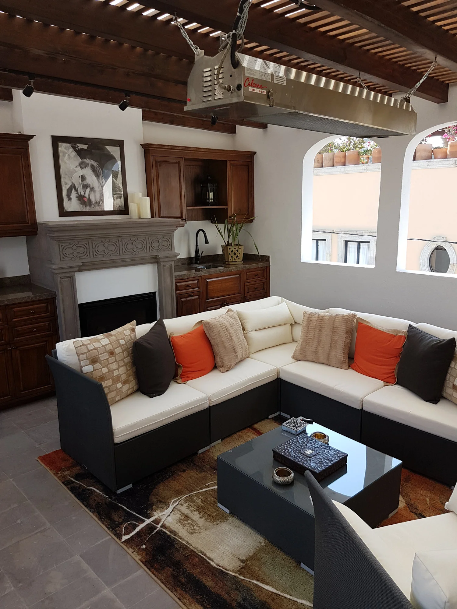 Diseño exterior de Casa Guadiana, estilo mexicano moderno con cantera y herrería en San Miguel de Allende.