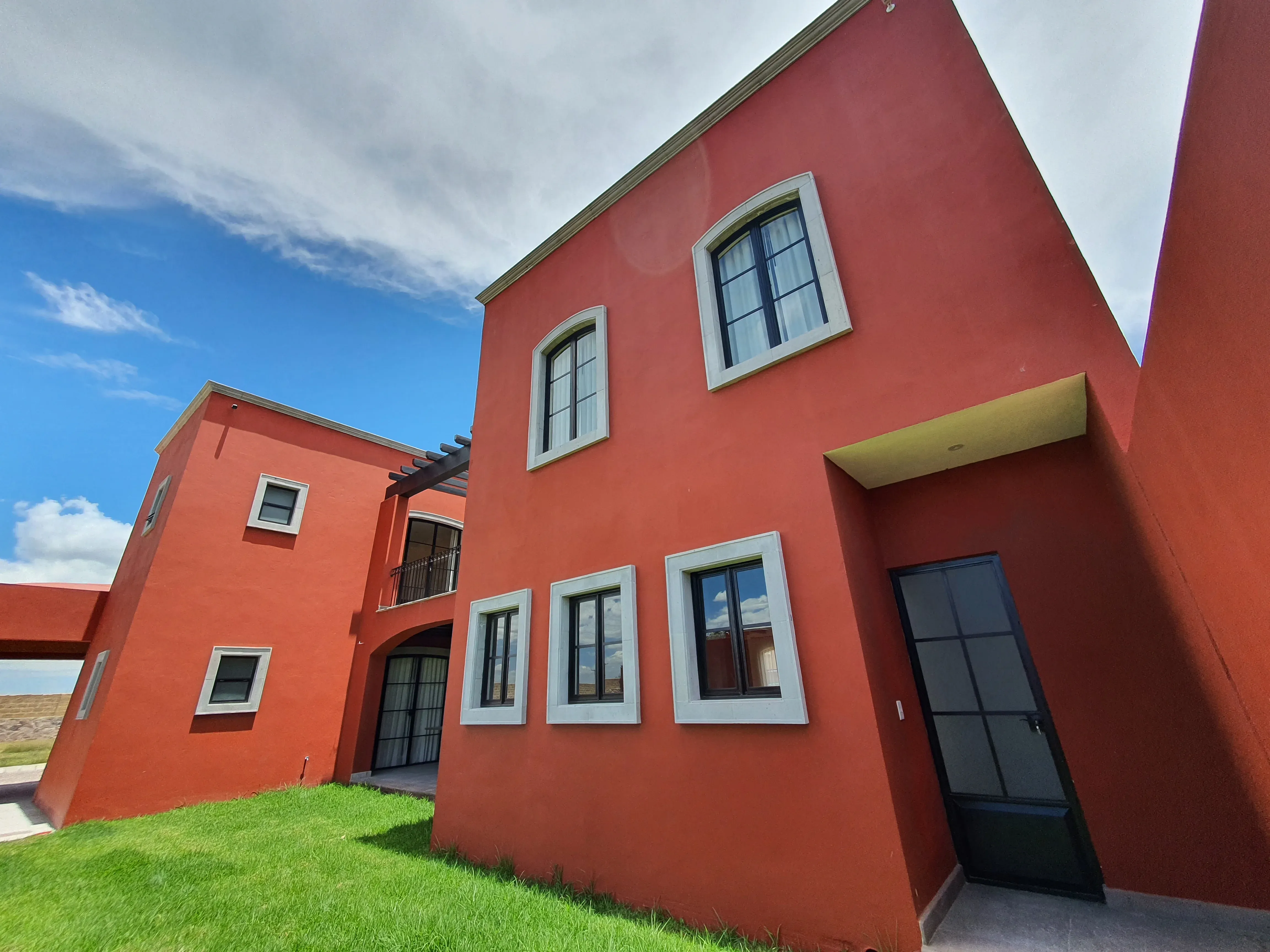 Vista de conjunto de la construcción de casa habitación en fraccionamiento Senda San Miguel.