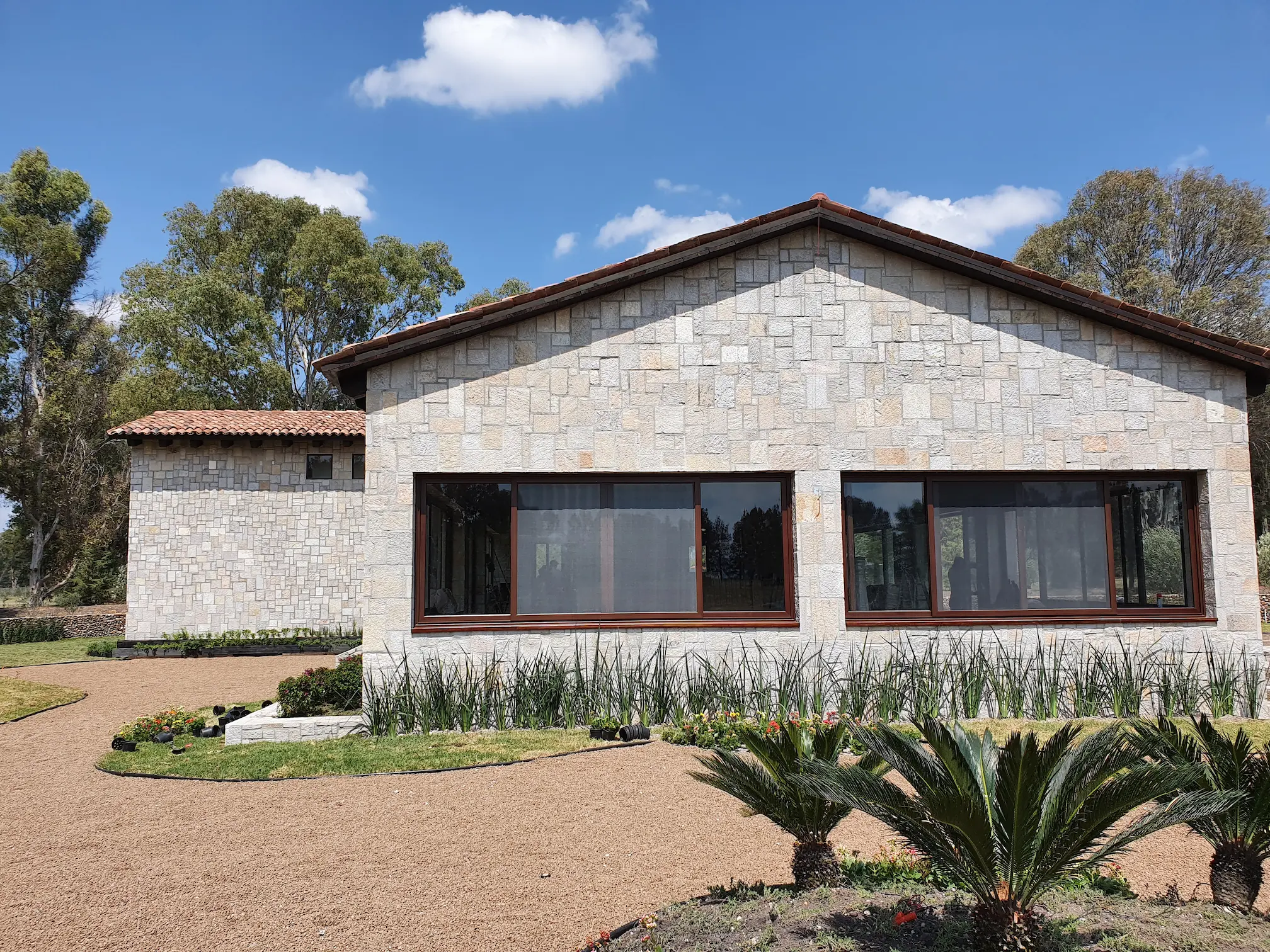 Fachada principal de residencia de lujo estilo Toscano en Viñedos San Lucas.